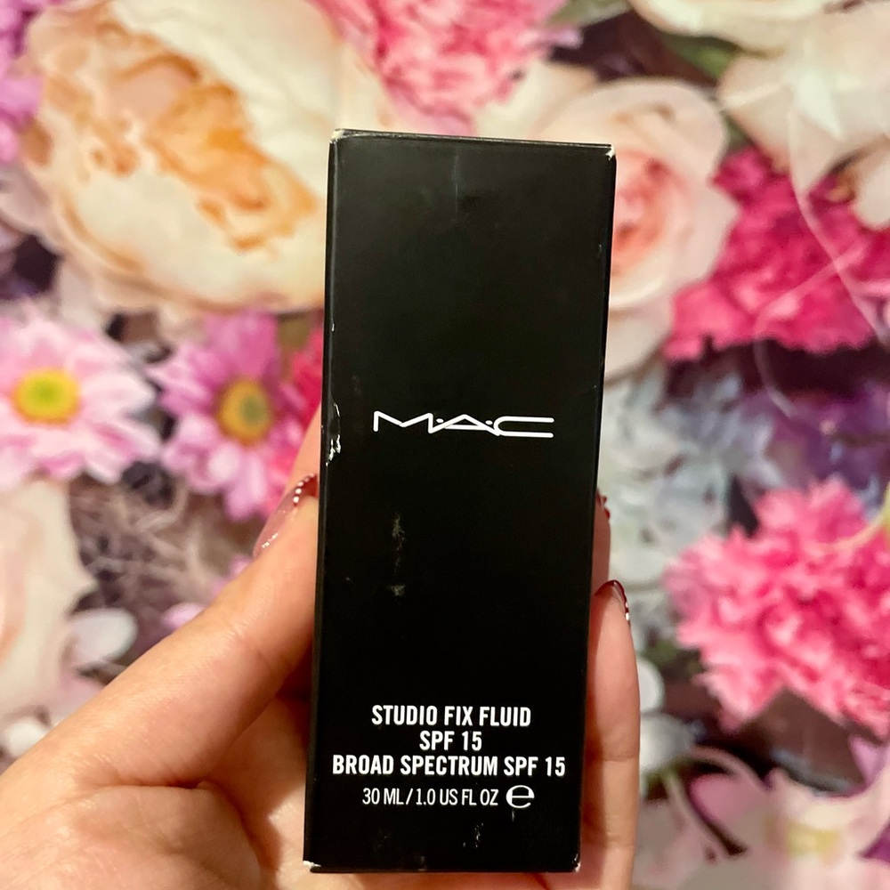 MAC Studio Fix Fluid SPF 15 Liquid Foundation - NW30